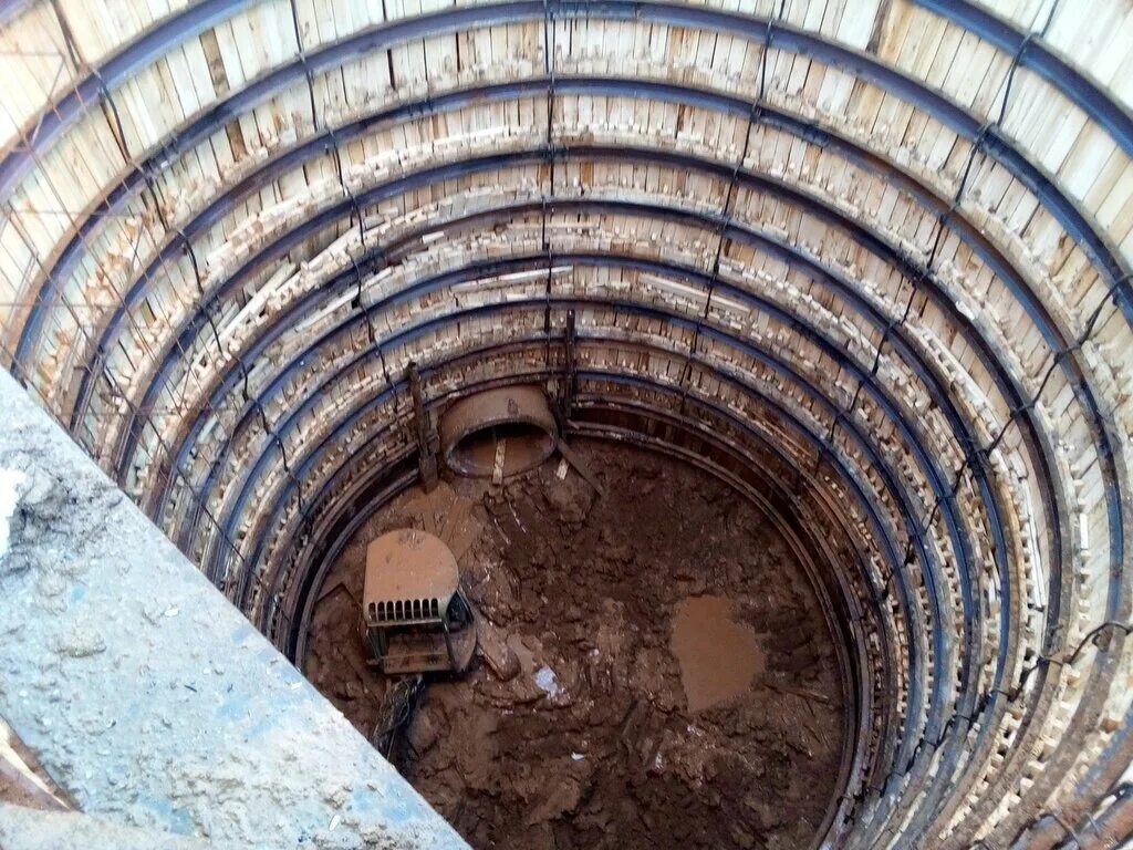 Колодец 6 метров. Сооружение шахтного ствола БВР. Опалубка для бетонирования устья ствола Шахты. Сечение вертикального ствола Шахты. Круглый котлован.