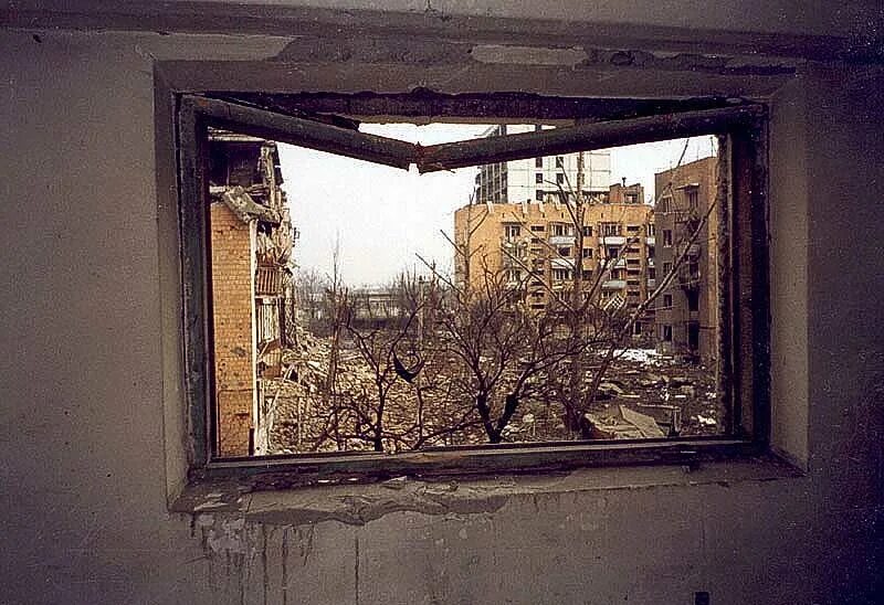 Разрушенное окно. Вид из окна Грозный. Вид войны в окне. Вид из окна Чечня.