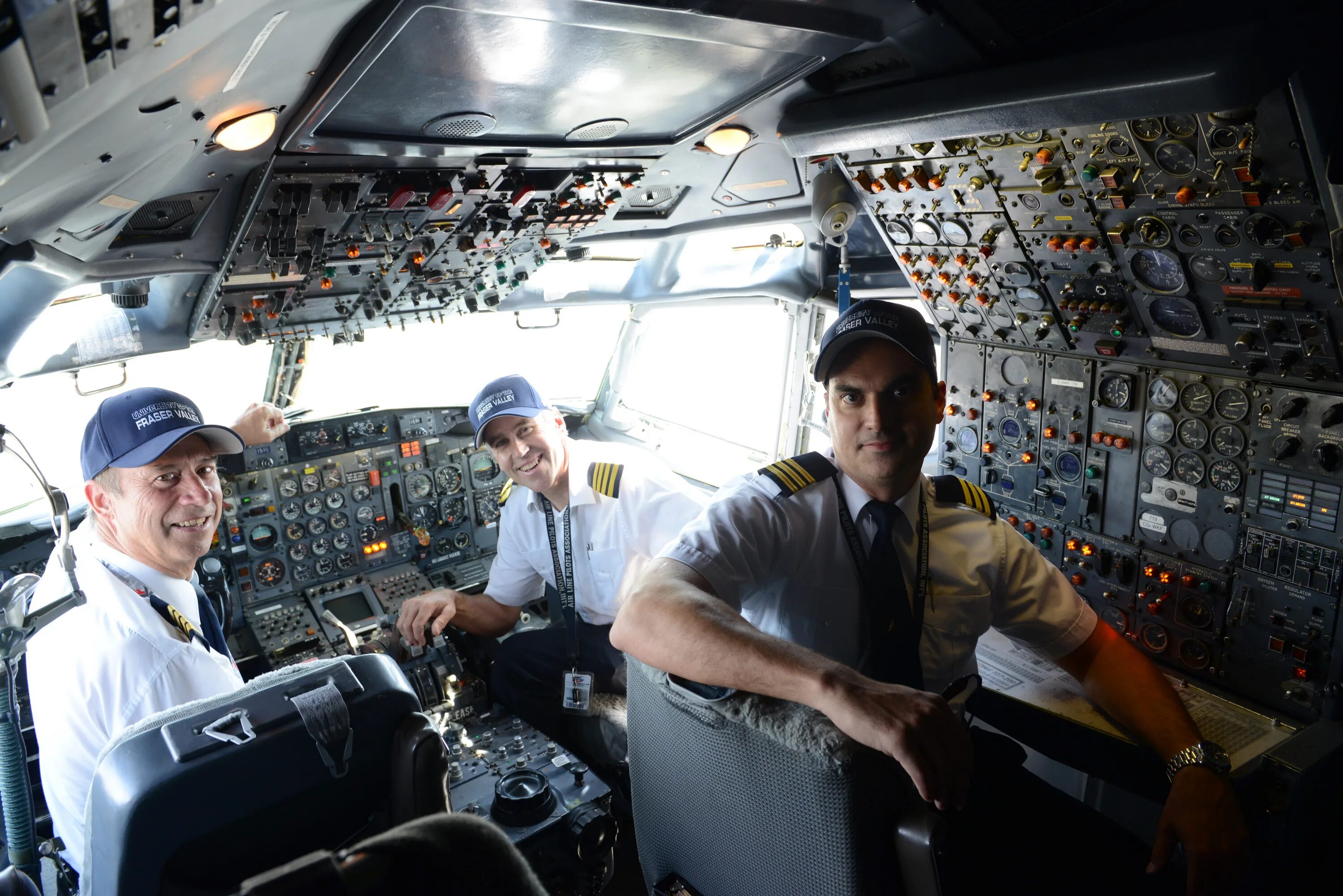 Техник в экипаже самолета 11. Boeing 727 Cockpit. Боинг 727 кабина. Боинг 727 кабина пилотов. Экипажа Boeing 727.