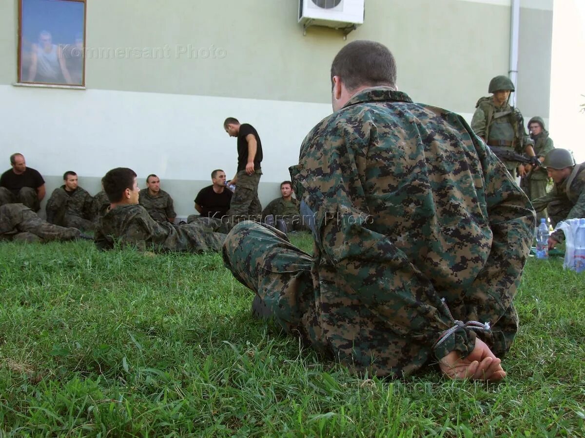 Сколько год был в плену. Военнопленные солдаты в Украине. Пленные чеченские боевики. Украинские военные издеваются над пленными.