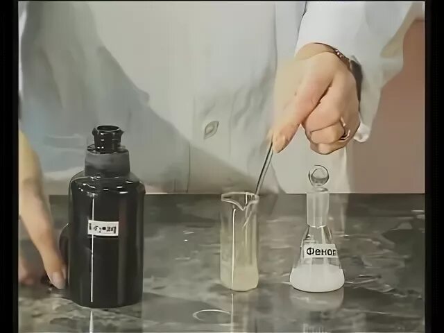 Реакция взаимодействия фенола с бромной водой. Фенол и бромная вода. Качественная реакция на фенол с бромной водой. Раствор фенола с бромной водой. Фенол с бромной водой реакция.