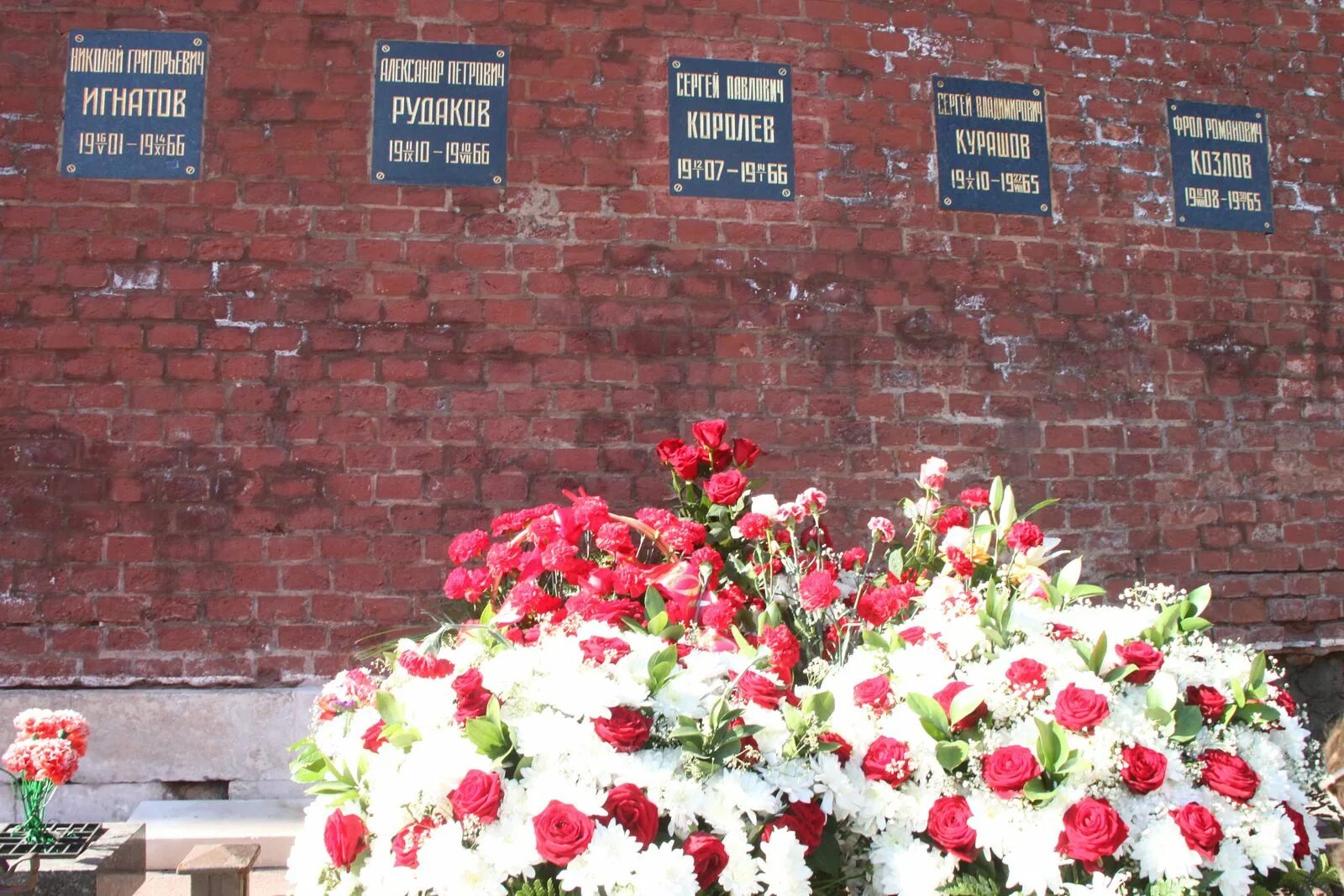 Могила свердлова у кремлёвской стены. Королев сергей павлович могила. Где похоронен королев. Королев анатолий певец могила. Могила сергея королева.