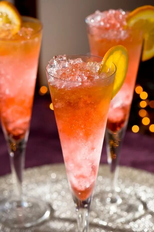 Коктейль шампанское с коньяком. Коктейль champagne cocktail. Шампанское с персиковым соком беллини. Коктейли с шампанским. Sparkling drink.