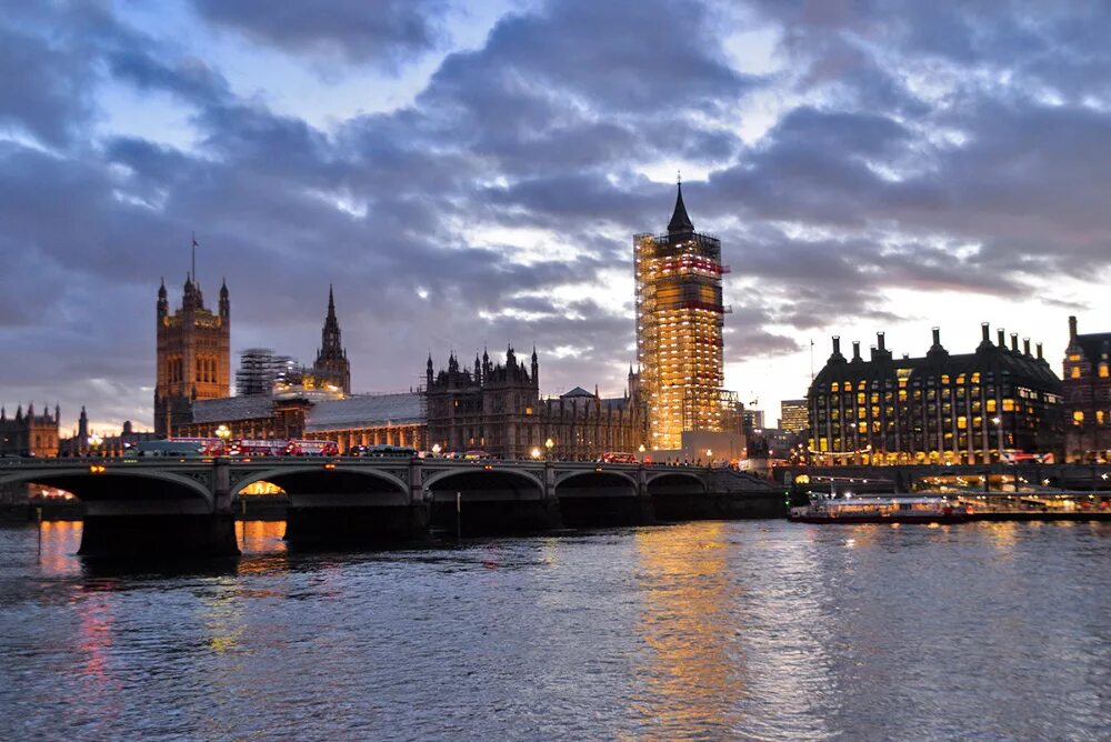 Лондон км. Улочки англии центр биг бен. Дабл деккер в лондоне. Лондон. Вестминстерский дворец туристы.