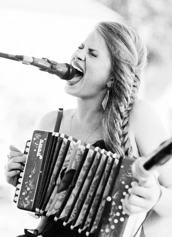 подружки. дуэт вокал. 2 девушки поют в микрофон. дизель шоу женщине за 40. петь караоке.