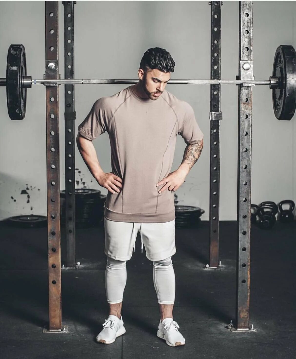 Одежда для бега мужская. Одежда для тренировок. Одежда для тренажерного зала мужская. Форма для спортзала мужская. Тайтсы vansydical.