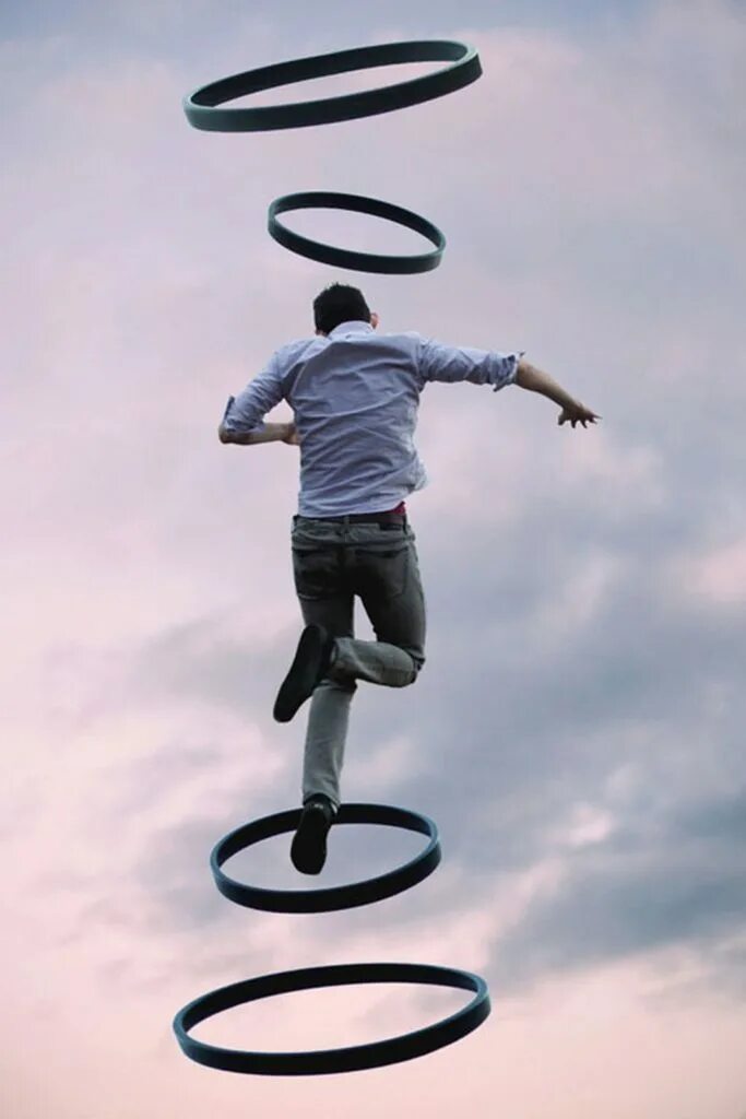 Креативные путешествия. Несут матрас. Идеи для путешествий. Фотосессия на улицах города. Память.