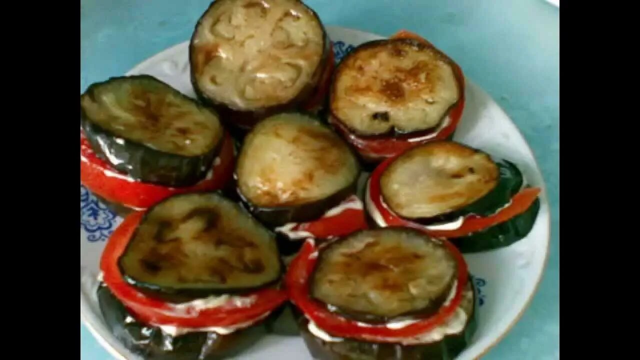 Как приготовить вкусную закуску из баклажан. Жареные баклажаны с помидорами. язычки из баклажанов с чесноком и помидорами. баклажаны с майонезом и чесноком на сковороде. баклажаны жареные на сковороде с помидорами.