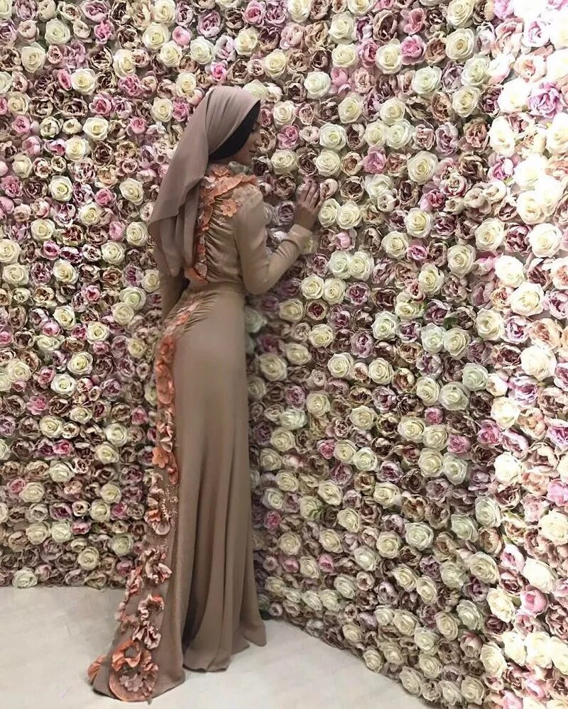 Айшат кадырова дом моды фирдаус. Модный дом фирдаус в грозном. Платья в грозном. Девушка с красивым макияжем. Чеченка моня monyaa20.