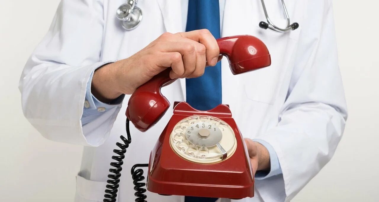 Картинка телефон здоровья. Вызов врача. Врач с телефоном. Звонок врачу. Доктор с телефоном.