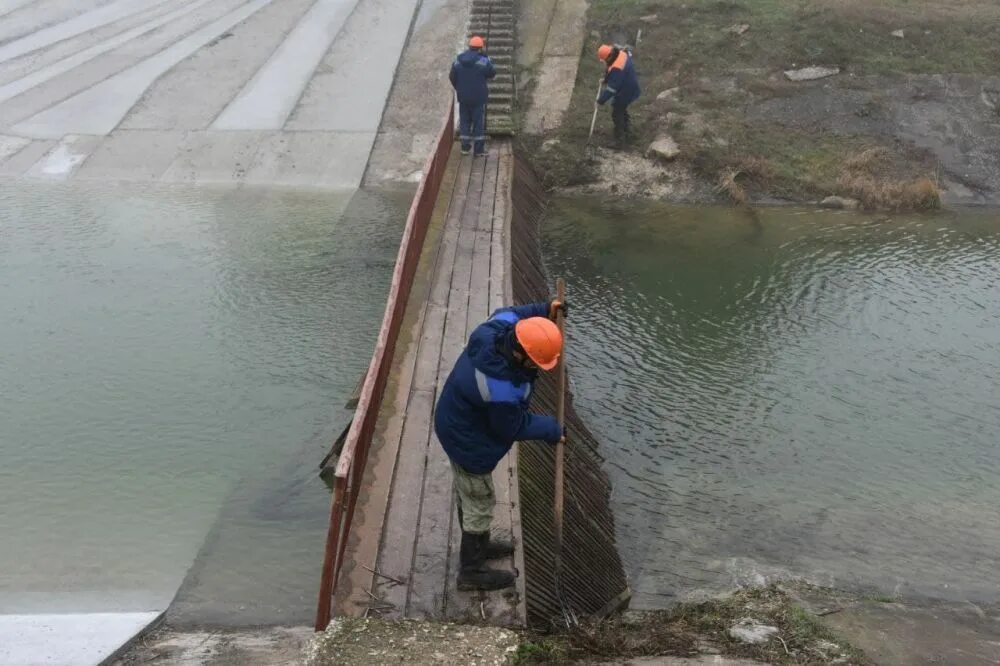 Крымский канал крым. Северо Крымский канал с водой. Джанкой Северо Крымский канал. Исток Северо Крымского канала. СЕВЕРОКРЫМСКИЙ канал в Джанкое.