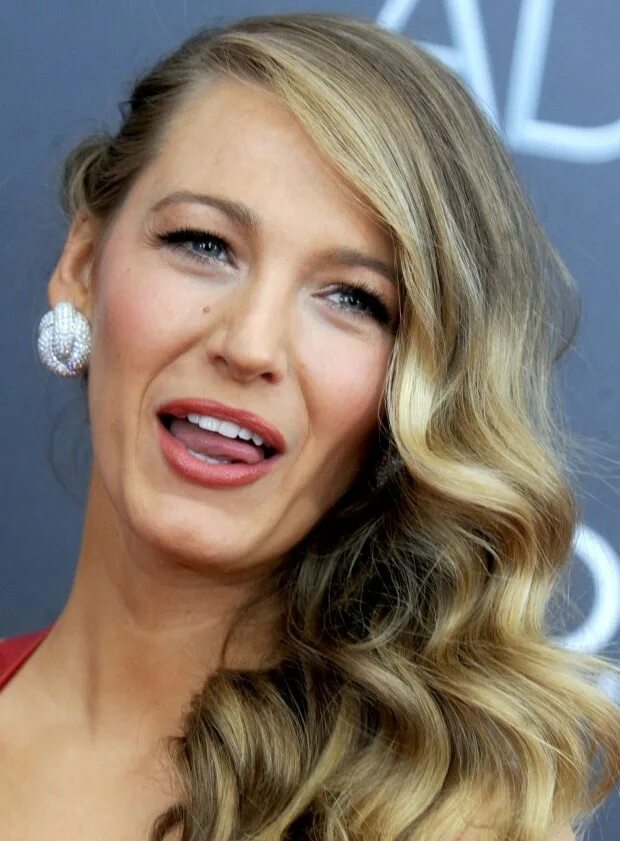 Знаменитости без ретуши. Джессика симпсон глубокое декольте. Блейк лайвли фото. Селебрити знаменитостей. Селебрити знаменитостей.