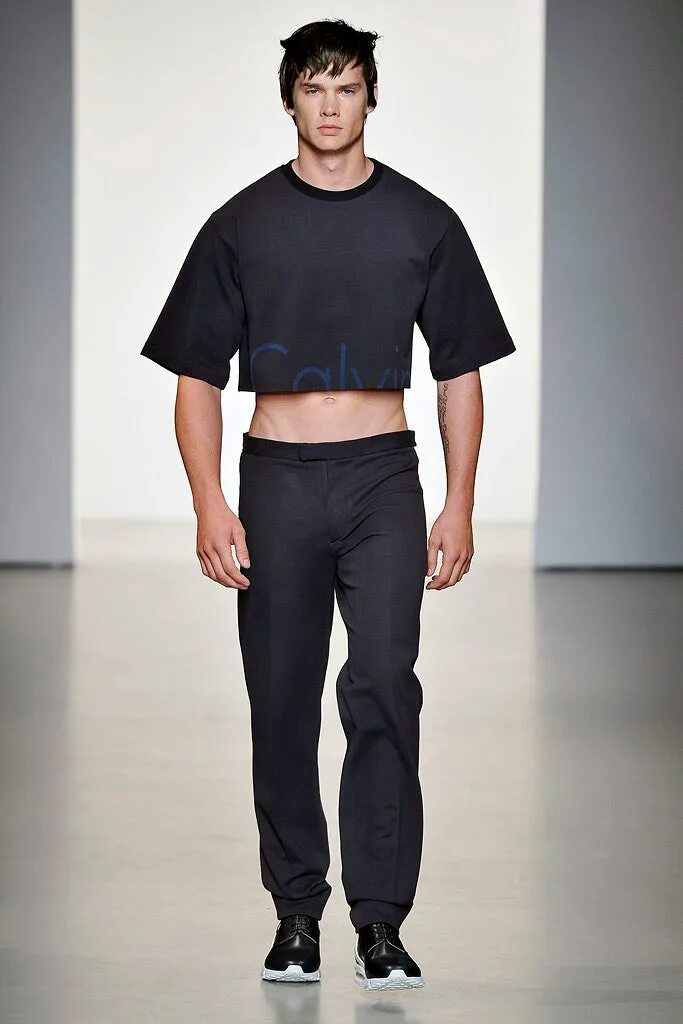 Купить укороченную мужскую. Crop Top men Calvin Klein. Кроп топ мужской. Парень в Топе. Мужчины в топиках.