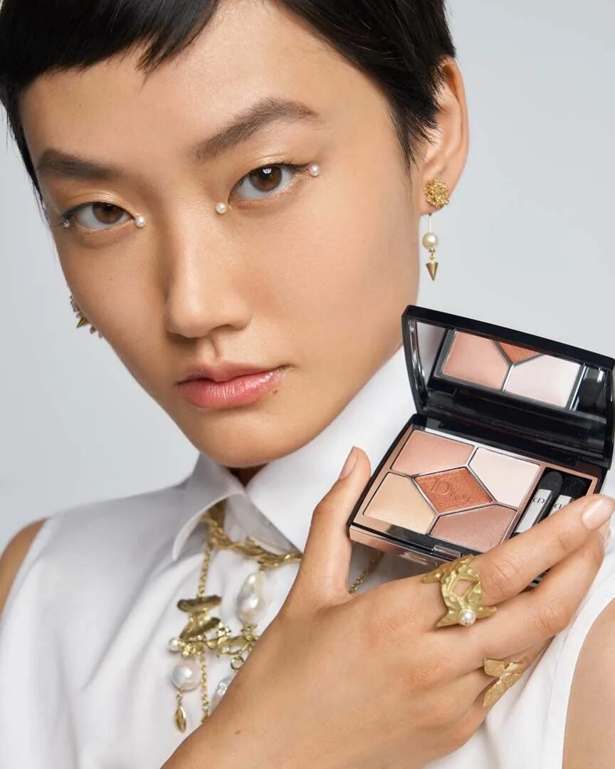 Make up 2025. Диор лето 2025 косметика. макияж диор. диор китаянка. украшения диор 2025.