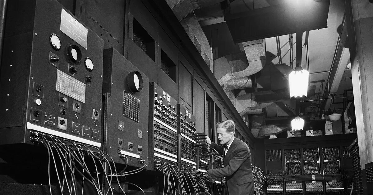 Самая первая мире видео. Первый компьютер ЭНИАК 1946. Самый первый компьютер в мире ЭНИАК. ЭВМ Eniac. 1 ЭВМ ЭНИАК.