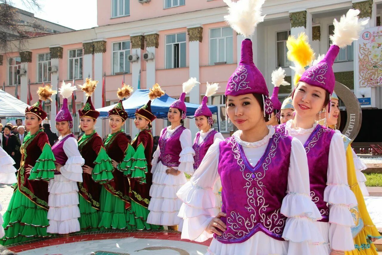 Наурыз начало года. Праздник Наурыз в Казахстане. Национальный костюм Казахстана. Казахи костюм. Национальная одежда казахов.