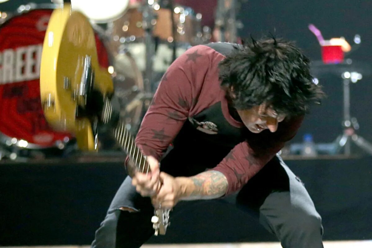 Билли Джо с гитарой. Гитара Билли Джо Армстронга. Billie Joe Armstrong 1999. Гитарист Green Day. Ненавидящим рок