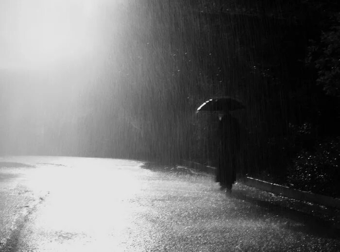 Это грусть. Человек под дождем. Грустно дождю по ночам. Грустный дождь. Грустно дождю бакр текст.