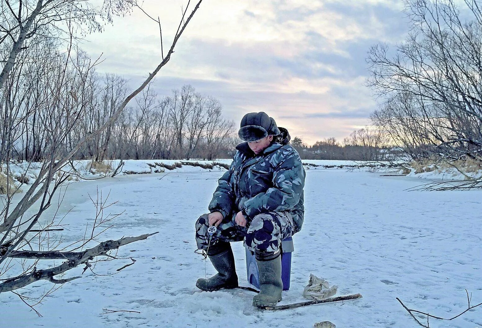 Рыбалка в холодной воде. Рыбалка зимой. Зимний Рыбак. Фотосессия зимней рыбалки. Рыбаки на рыбалке зимой.