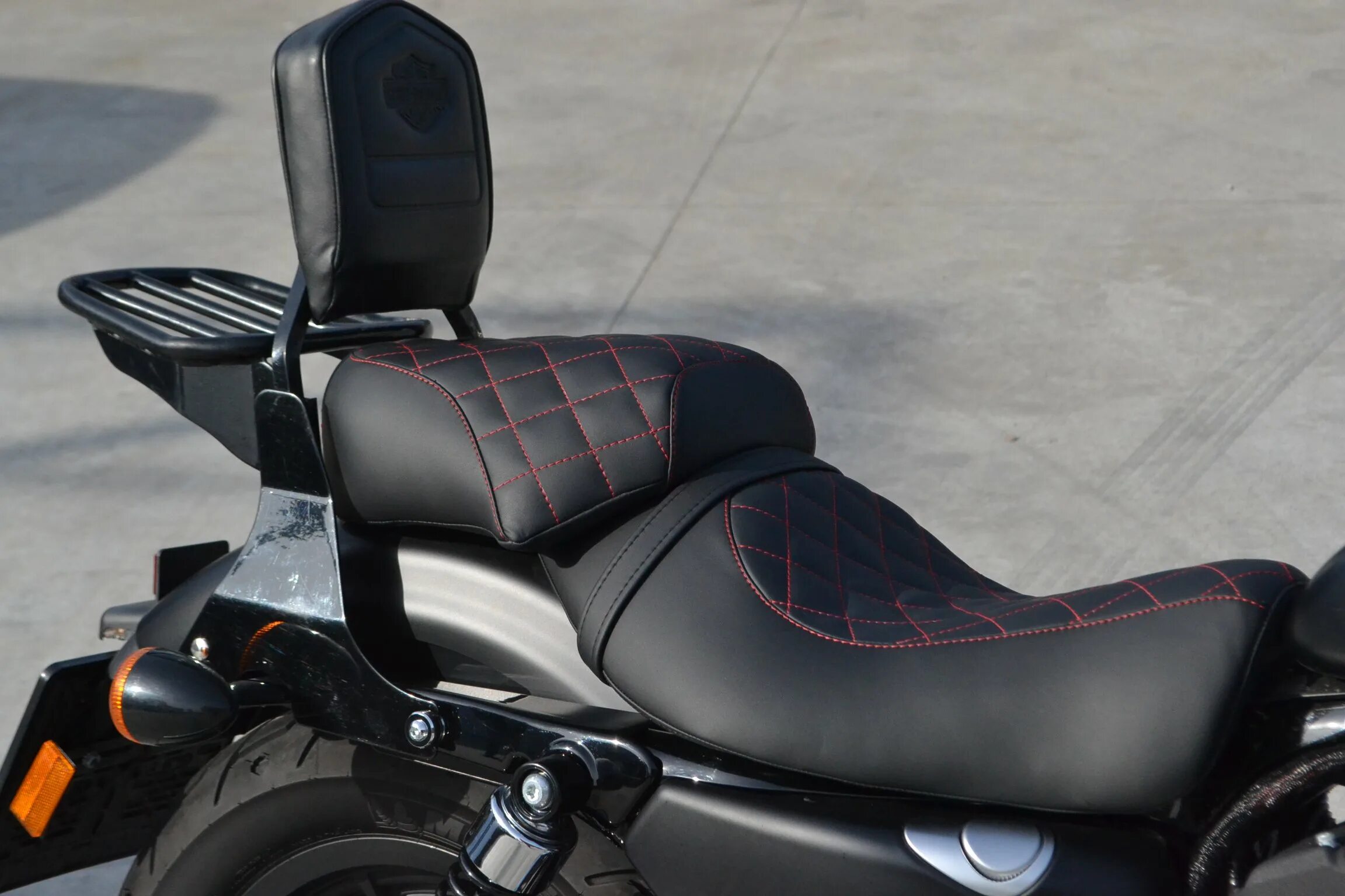 Сиденье харлей дэвидсон электра глайд. Харлей дэвидсон спортстер сидение. Сидение для харлей дэвидсон софтейл. Мото сиденья мустанг. Сиденье харлей дэвидсон.