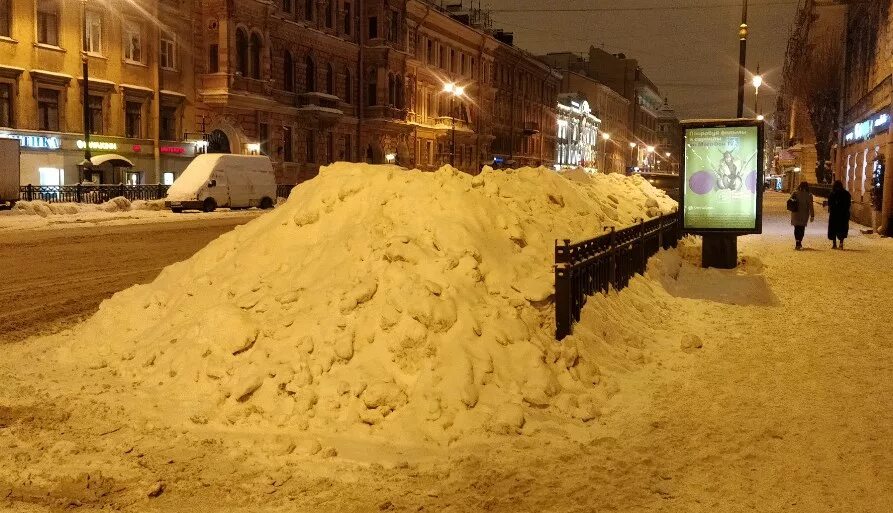 Полматери в сугробы газоны. Кучи снега на улицах. Кучи снега в Питере. Сугробы на улице Санкт Петербург. Много снега СПБ.
