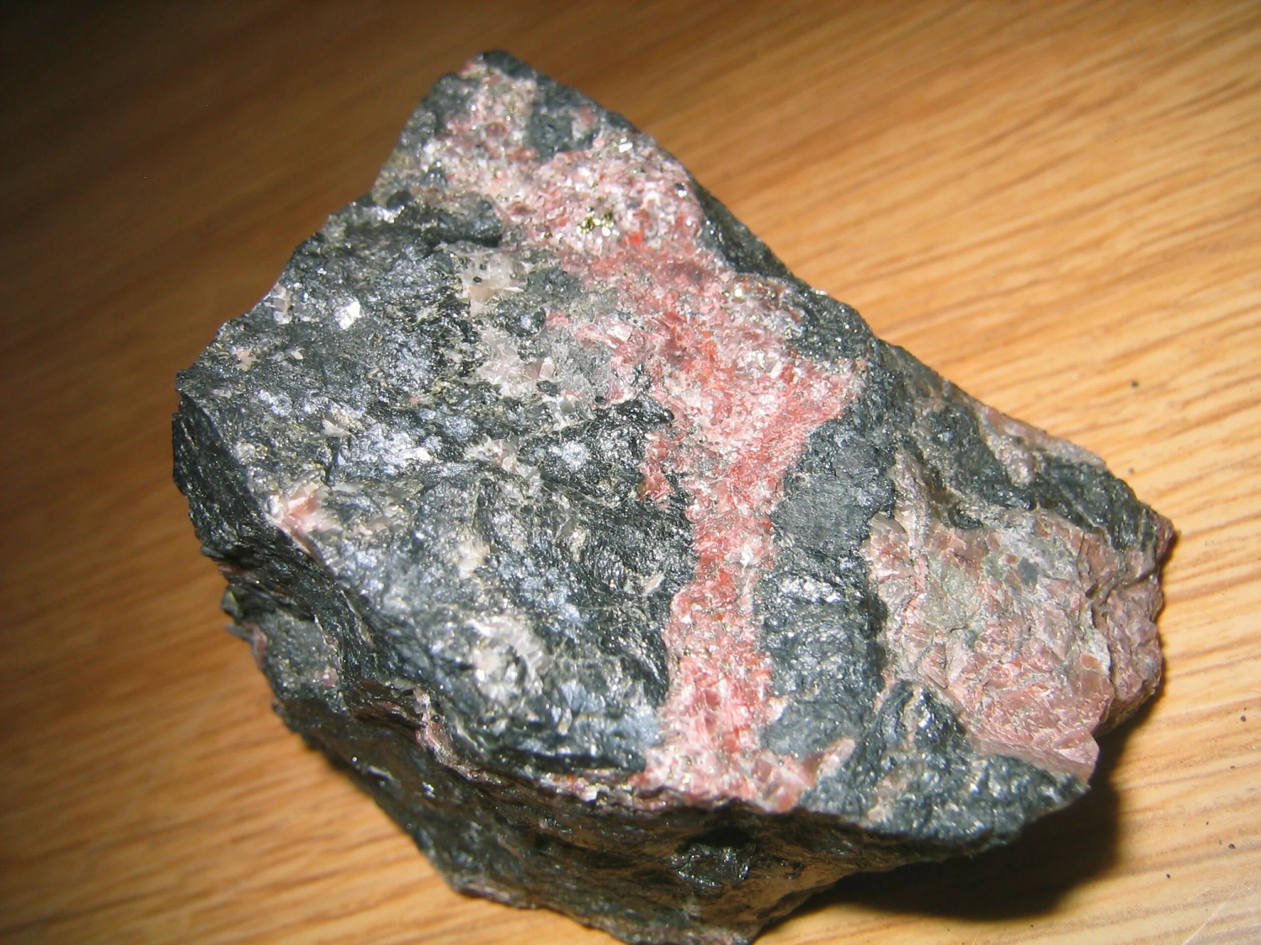 Руда урана сканворд. Торий-урановая руда. Уран металл 238. Уран 235 руда. Уран минерал радиоактивный.