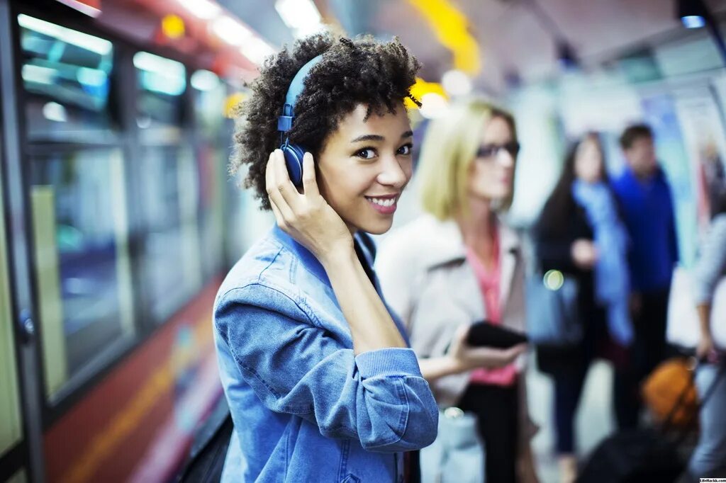 Shops listening. Люди в наушниках в метро. Молодежь в наушниках. Транспорт наушники. Молодежь с наушниками.