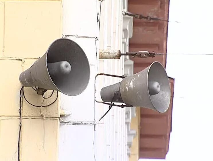 Звук сирены видео. Система оповещения. Громкоговоритель уличный. Громкоговоритель на здании. Громкоговоритель на столбе.