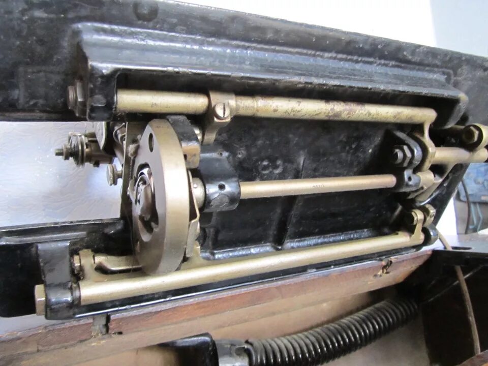 Вал швейной машинки за минуту делает. Сингер швейная машинка 1898 платина. Зингер машинка Val. Швейная машинка Зингер вал палладий. Zinger швейная машинка палладий.
