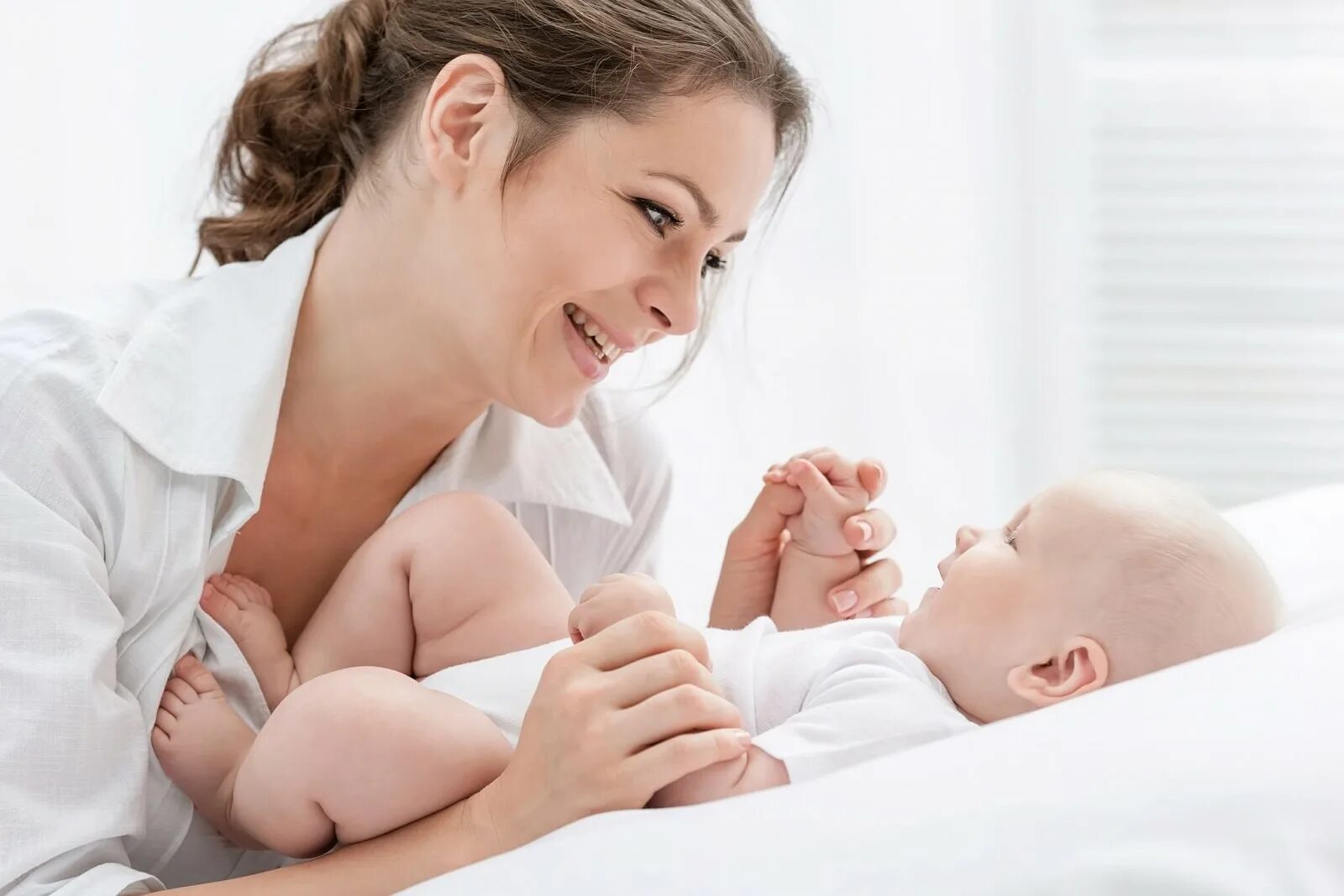 Гигиена послеродового периода. Счастливая мама с младенцем. Игры с новорожденными. Послеродовой период фото. Ранний послеродовый период картинки.