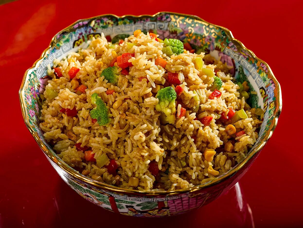 Рецепт вкусного риса с овощами. Жареный рис с овощами по-китайски. Японский плов тяхан. Китайский жареный рис. Китайский жареный рис с овощами.