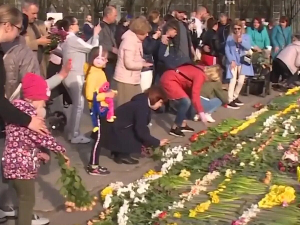 В риге запретили нести цветы. Рига памятник Великой победе. Памятник освободителям Риги. Цветы у памятника в Риге. Монумент воинам освободителям в Риге.