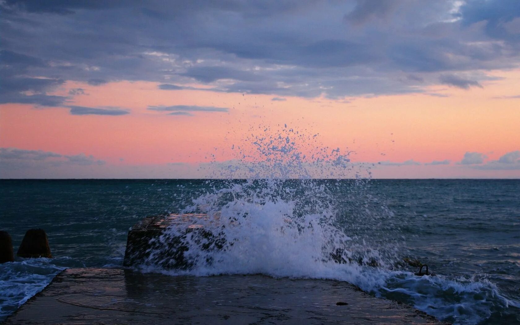 Море лоб. Черное море Сочи. Море в Сочи чёрное море. Черное море Лазаревское. Волнорезы в Лазаревском.