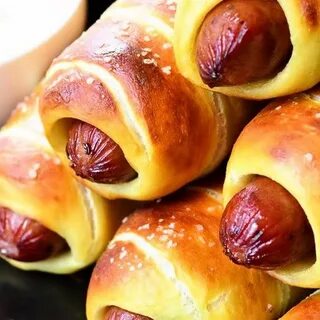Булочка с сосиской мем