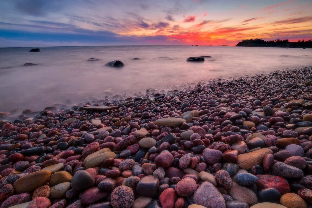 Пляжная галька. Пляж галька. каменный пляж. морские камни. галька на берегу моря.