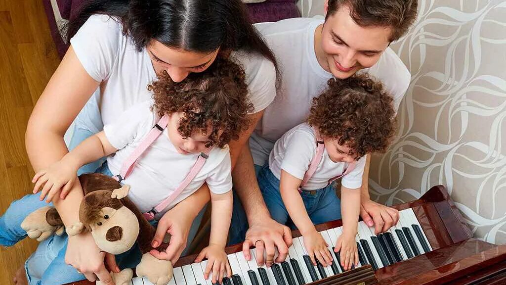 Мир взрослых детей песня. Музыкальные инструменты для детей. Дети играют на инструментах. Дети с родителями играют на музыкальных инструментах. Занятия на музыкальных инструментах.
