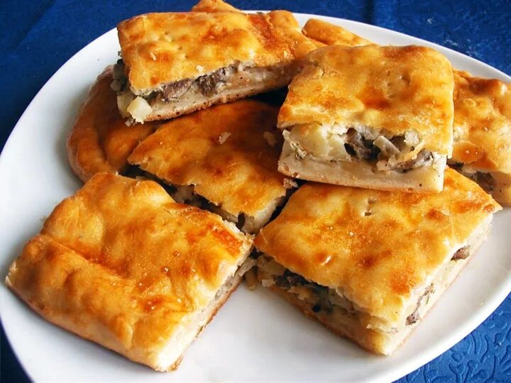 Пирог с мясом и луком в духовке. Пирог с сайрой и картошкой. пироги с мясом и картошкой. пирог с мясом и картофелем. пироги картошка с фаршем.