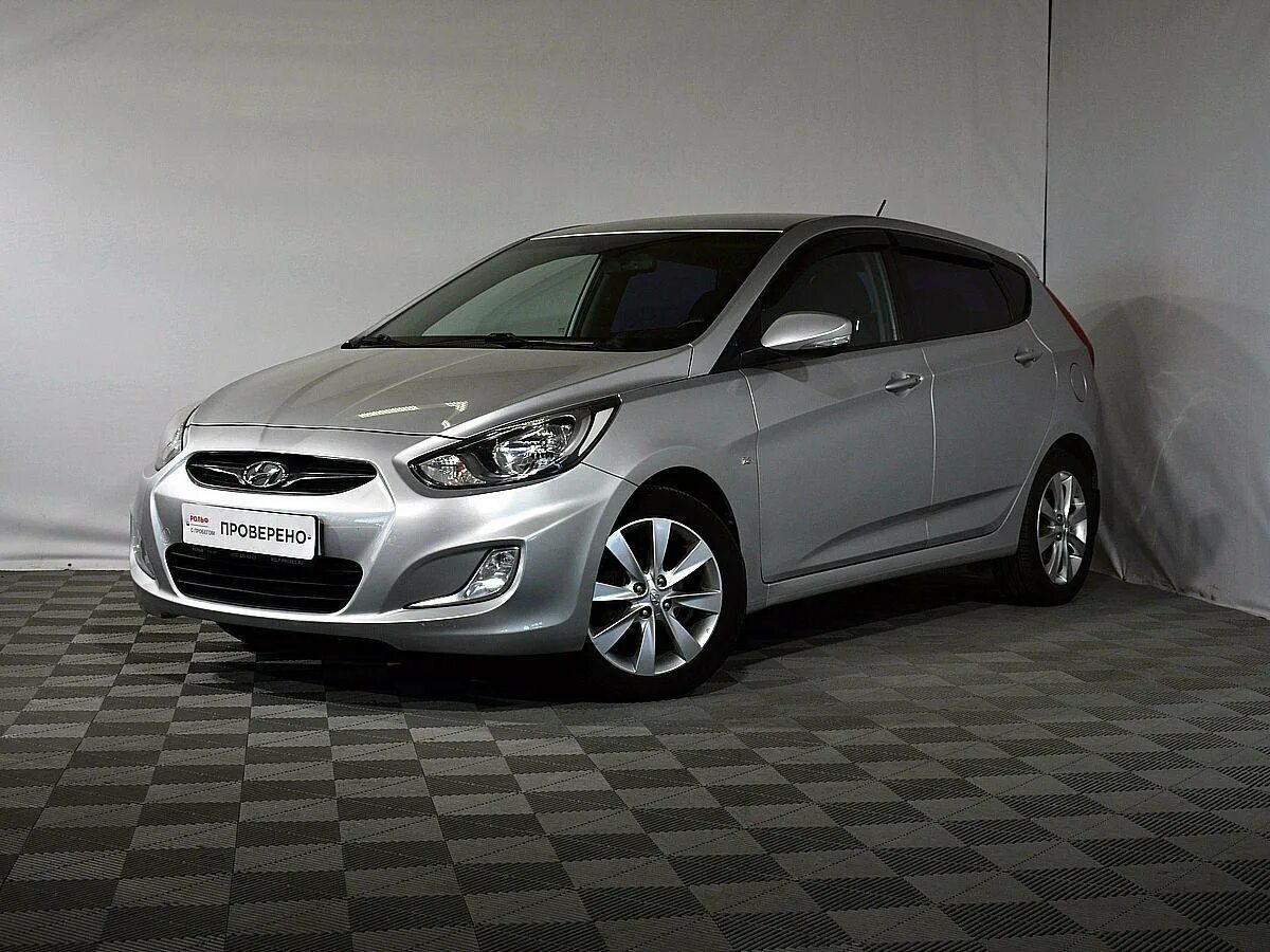 Хендай солярис 1 хэтчбек. Hyundai Solaris 1.6 at. Hyundai Solaris 1 2013 хэтчбек. Хендай Солярис 2013 серебристый. Hyundai Solaris Hatchback 2012 серебристый.