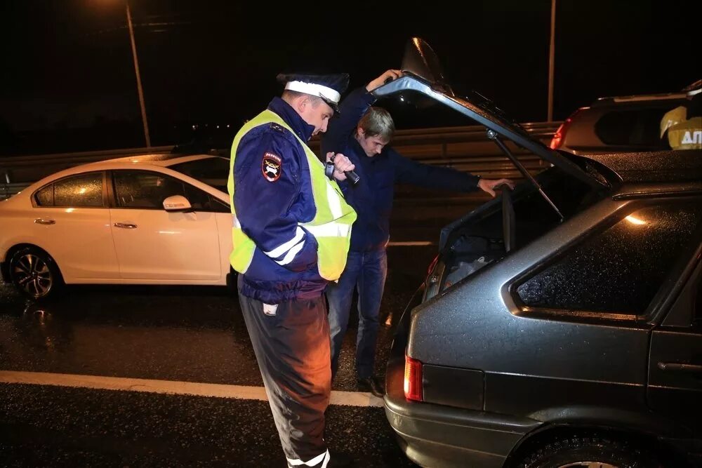 Инспектор дпс зимой. Дпс угон. Угон полицейской машины. Задержание преступника. Как дпс определяют подозрительные машины.