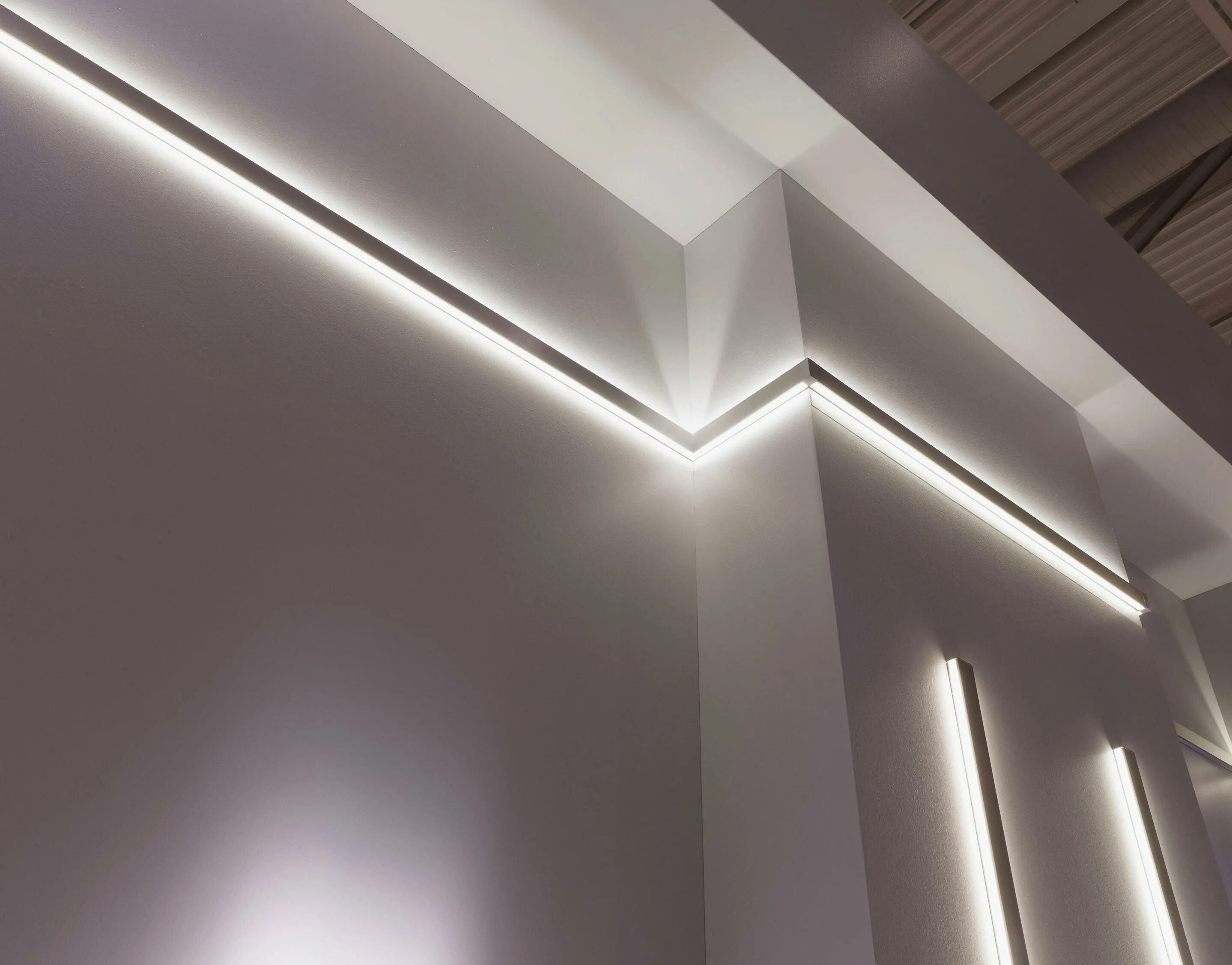 Купить потолочные подсветку. Потолочный карниз с подсветкой бренд ORACDECOR c381 l3 Linear led Lighting. Профиль для подсветки 1.50.261.40. Скрытый плинтус 60 мм ЦЕНТРСВЕТ. Линеар светильники светодиодные.