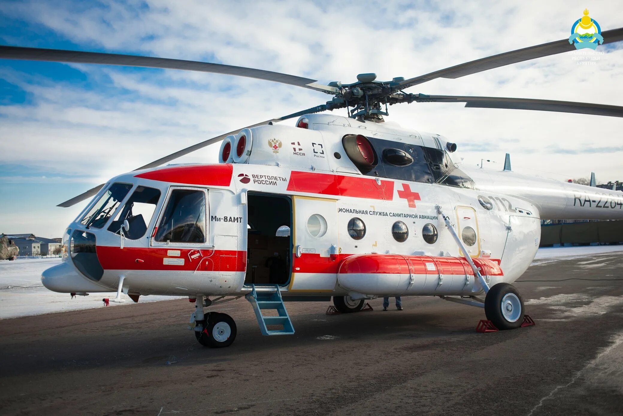 Вертолет санавиации ансат. L 410 медицинская авиация. Санитарный вертолет ми-8. Скорая медицинская помощь авиация. Медицинский вертолет.