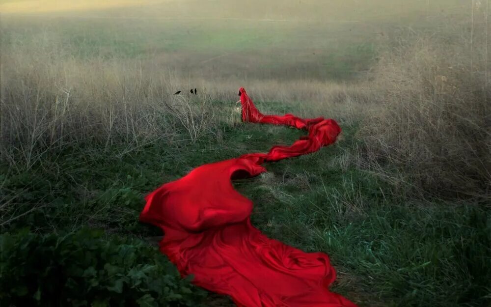 Шлейф сандала читать полностью. Девушка в Красном плаще. Женщина в длинном Красном платье. Девушка в Красном платье со спины. Женщина в Красном платье уходит.