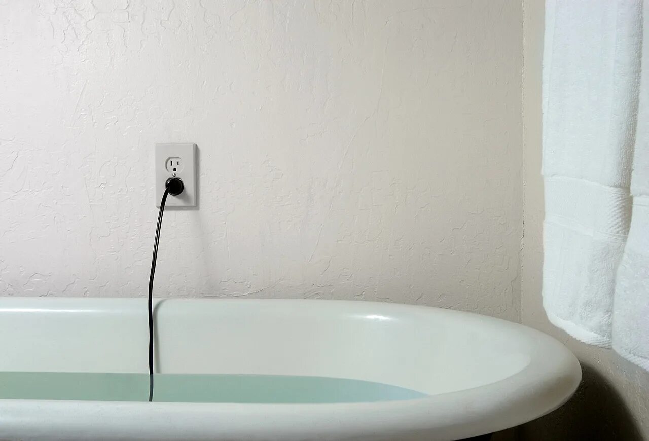 Зарядка смартфона в ванной. Телефон заряжается в ванной. Телефон на зарядке в ванной. Уронить телефон в ванну на зарядке. Телефон зарядка ванна