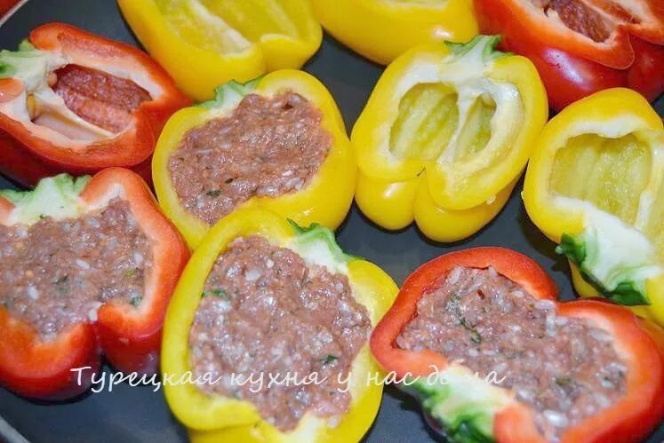 Перец фаршированный в духовке половинками. Фаршированные перцы половинками на сковороде. Можно ли заморозить фаршированные половинки перца с чесноком. Перцы фаршированные киноа. Фаршированный перец в микроволновке.