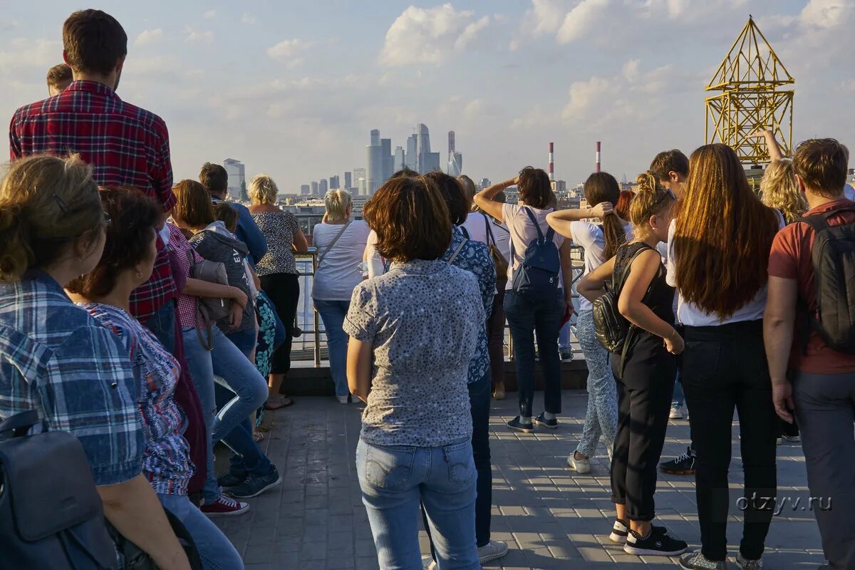 Экскурсионные групповые. Прогулка по крышам Москвы. Обзорная экскурсия с людьми. Крыши Москвы экскурсия. По крышам столицы экскурсия.