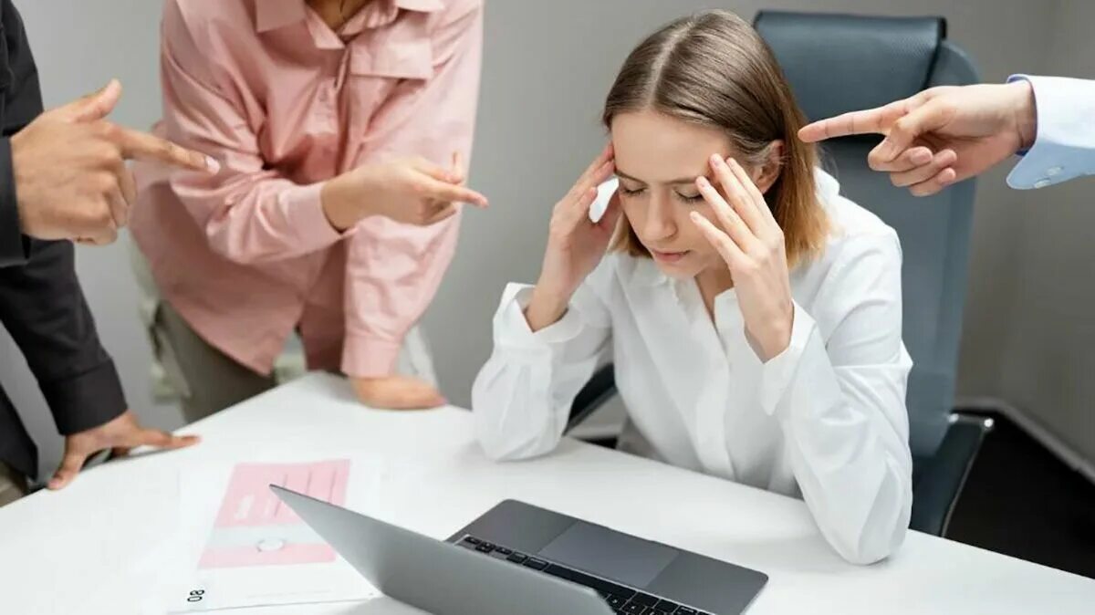 Конфликт в коллективе. Моббинг на работе. Принуждение на работе. Принуждение на работе. Принуждение сотрудников.