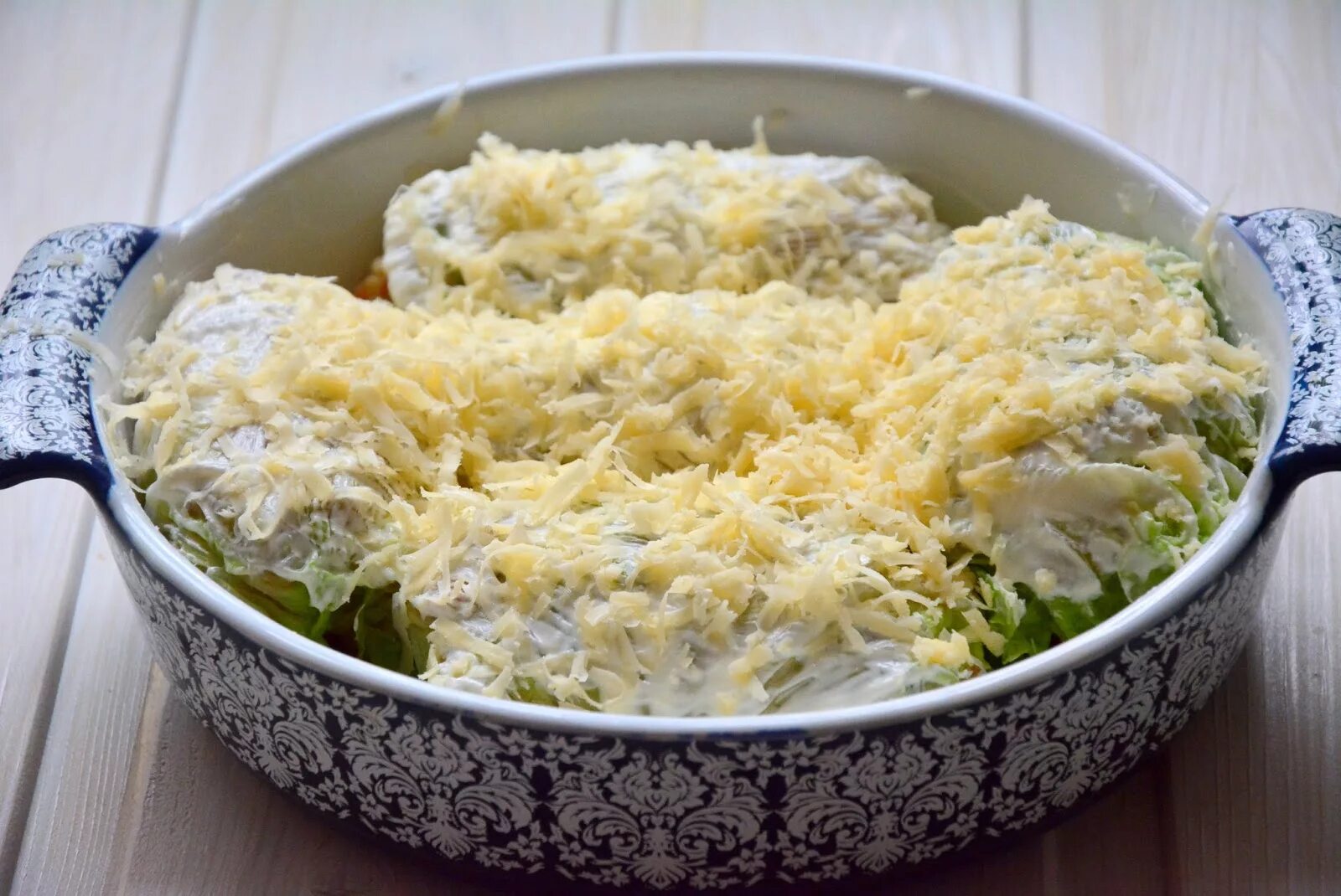 Приготовить фарш с пекинской капустой. Блюда из пекинской капусты. вкусные блюда с пекинской капустой. запеченная пекинская капуста сыром. рулетики из жареной пекинской капусты.