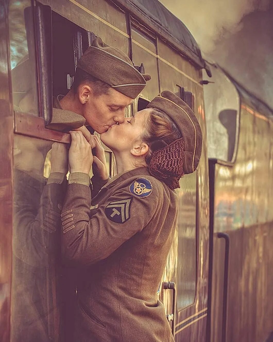 Сила любви солдата. Любить солдата 2. Девушки военные. Фотосессия в стиле военных лет. Обнимает военного.