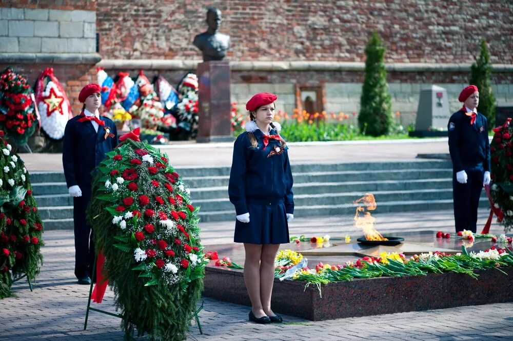 Вечный огонь Смоленск. Цветы возле вечного огня. Цветы для возложения к памятнику. Около вечного огня. Где можно возложить цветы в спб