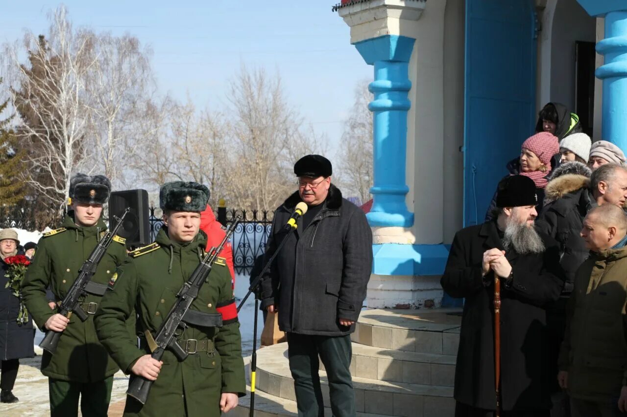 Военный город. Похороны военнослужащего. Военнослужащий в городе.